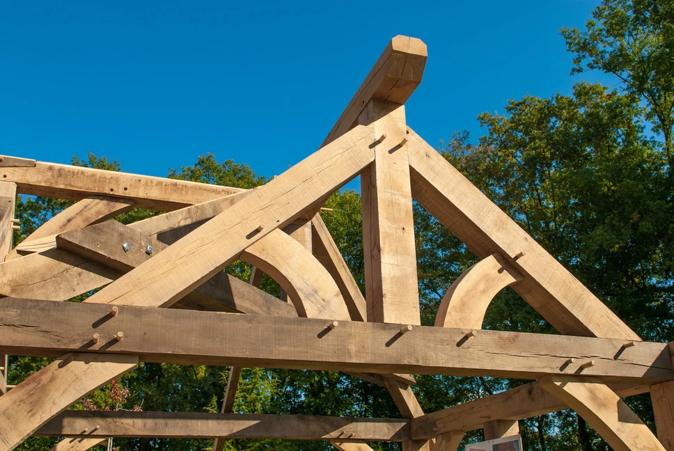 cazaillon-charpente-chene Assemblage d'une charpente traditionnelle en bois par un charpentier dans les Landes