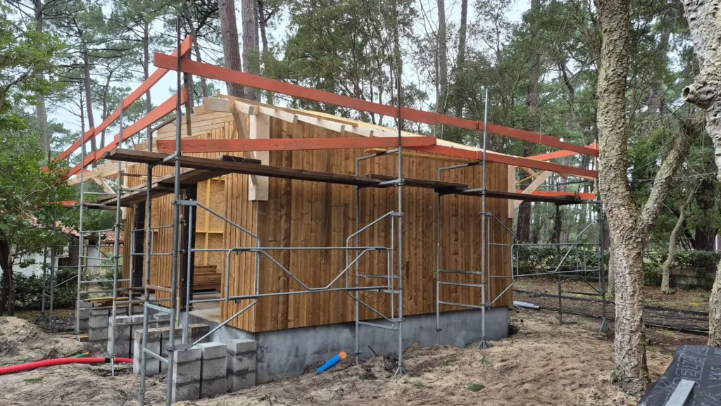 cazaillon-pose-charpente Maison ossature bois construite dans les Landes avec bardage bois