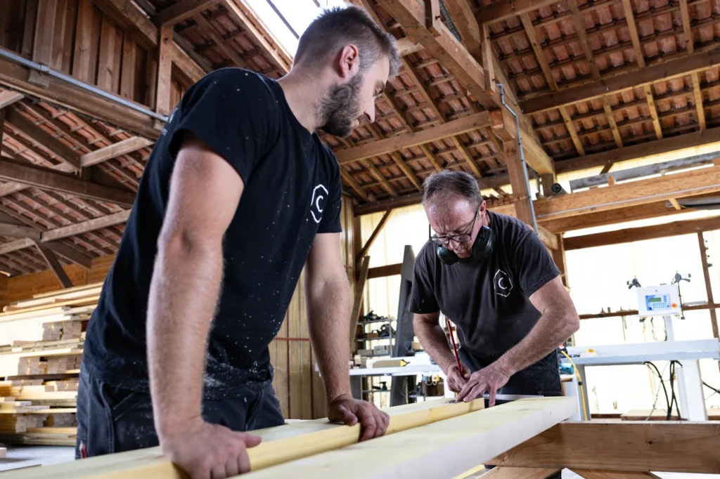 cazaillon-tracage-atelier Contrôle qualité d'une charpente bois neuve par un charpentier dans les Landes