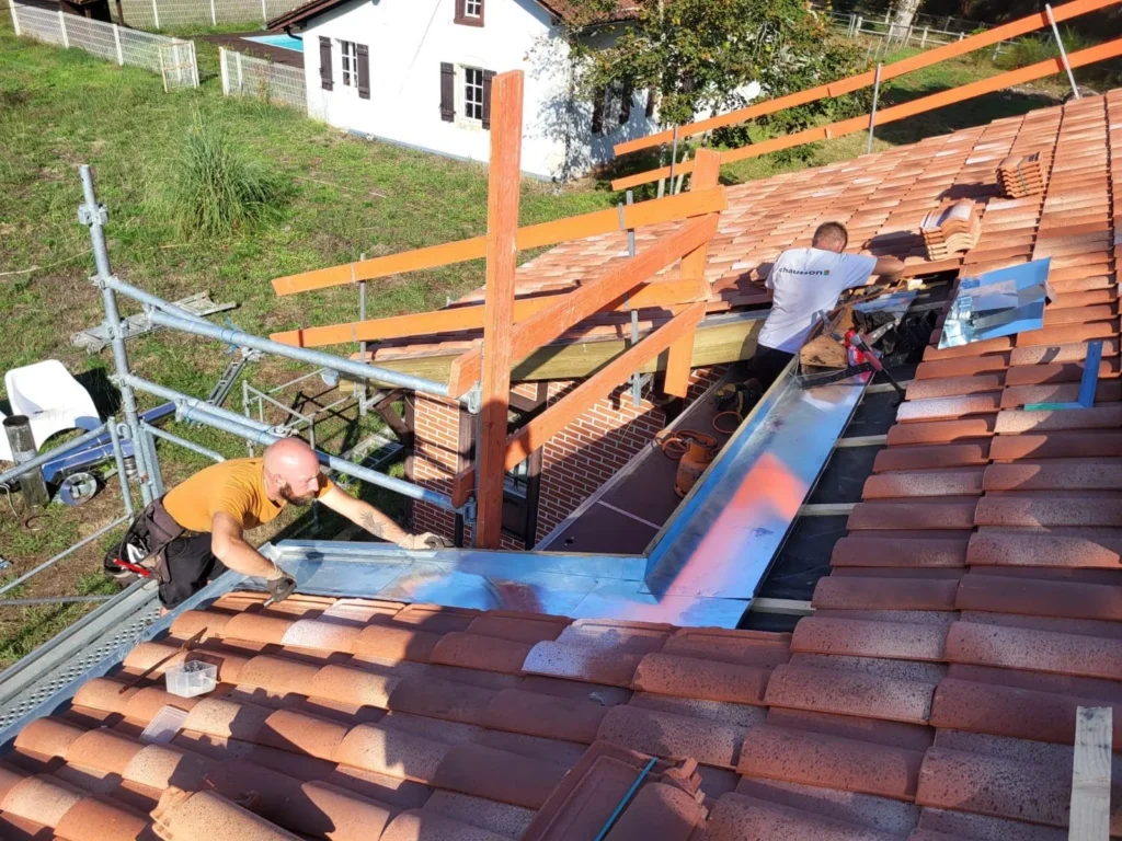 Couvreur posant une couverture de toiture sur une maison à Dax