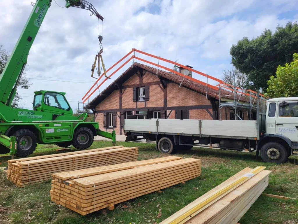 Livraison et pose d'une charpente fermette par camion-grue dans les Landes